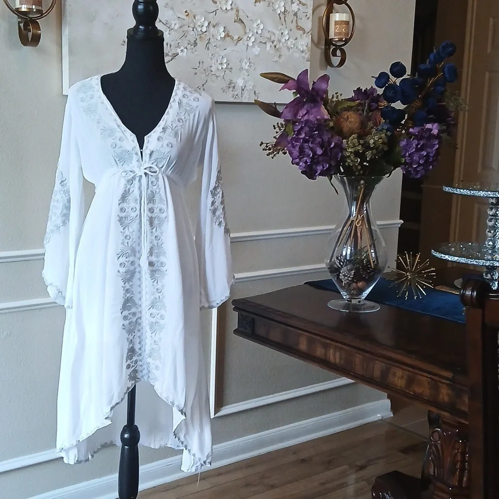 Women's White Boho Embroidered High Low Dress. Size M - Picture 11 of 17